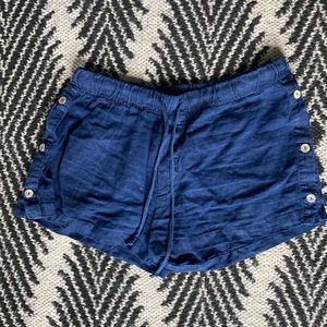 Bella Dahl linen navy blue shorts with side button details. Elastic waist.